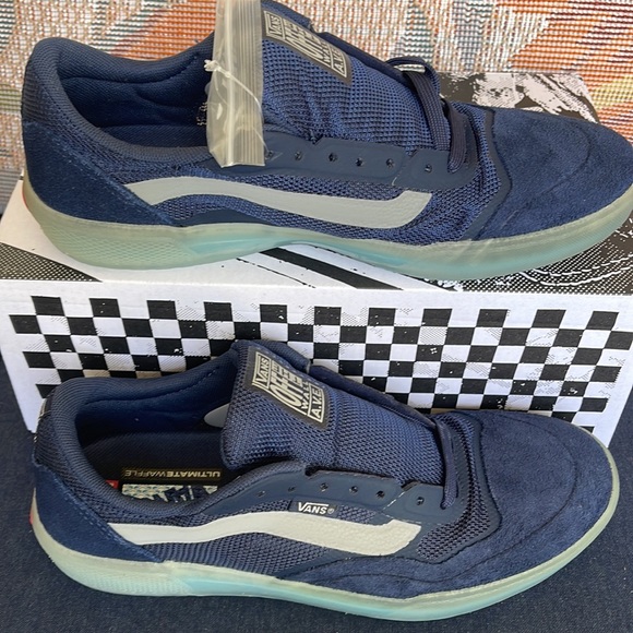 Vans WMNS Ave
Dress Blues/Drizzle
VNOA5JIBWKN
Sneakers - athletic shoes - Picture 3 of 16